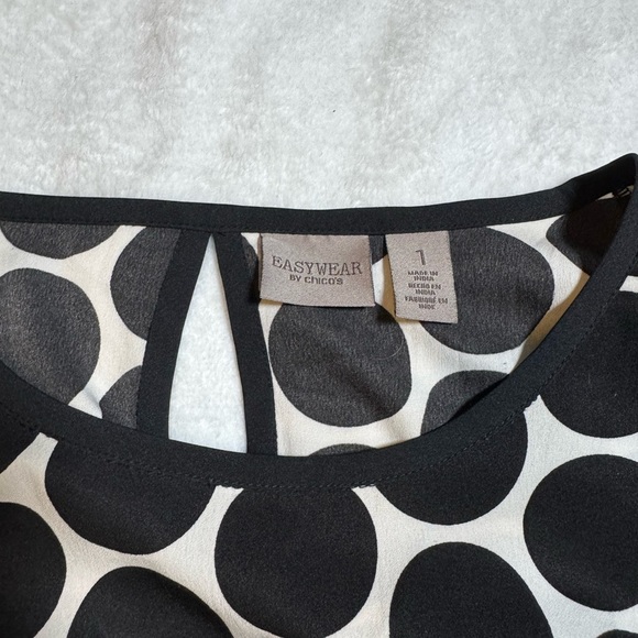 Black and White Boxy Blouse with 3/4 Sleeves and Scoop Neck - Picture 2 of 3